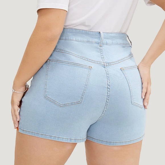 BloomChic Plus Size 2XL High Rise Light Wash Floral Embroidered Denim Shorts - Picture 2 of 7